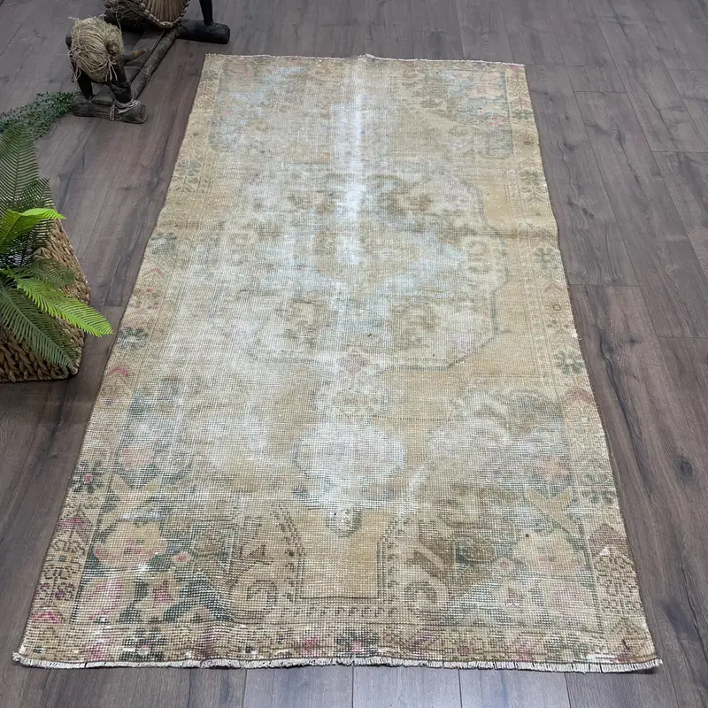 エレガントなベージュ&グリーンラグ、3.9x7.3フィートのパッチワークデザイン