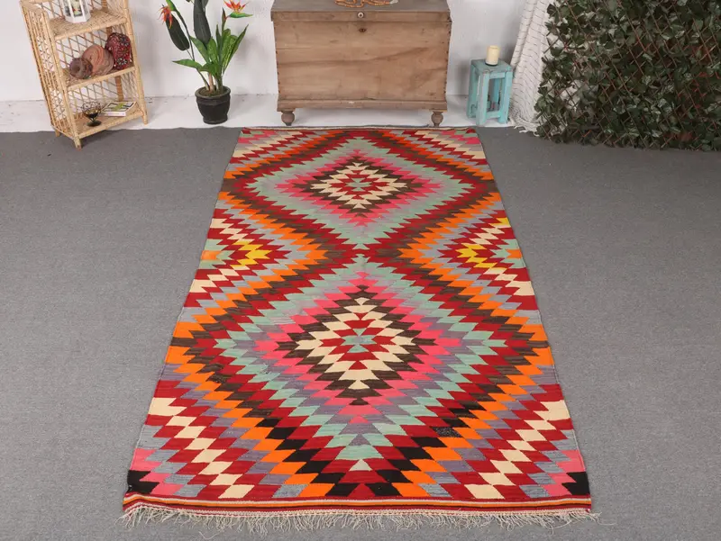 Kırmızı Gökkuşağı Halı, 4,9x8,8 ft Kenarlı Tasarım