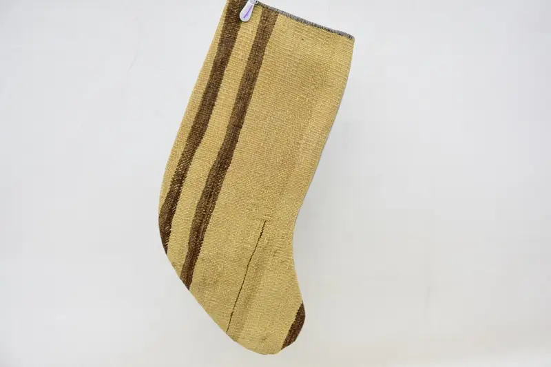 Beiger Weihnachtsstrumpf mit braunen Ornamenten, festliche Weihnachtsdekoration