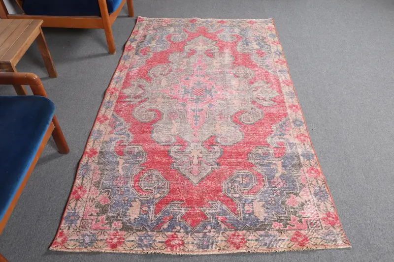 レッドイカットラグ、4.1x6.9フィート、パープルアクセント付き