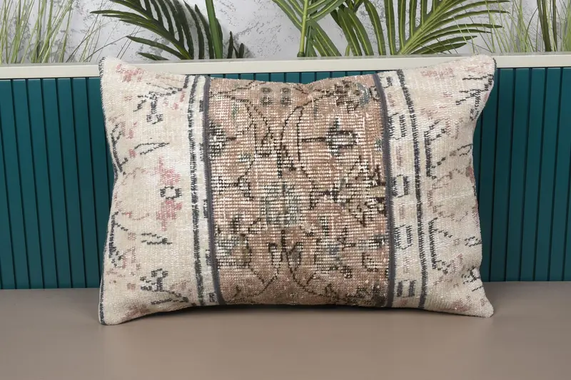 Besticktes Patchwork-Wurfkissen in Beige und Braun, handgefertigtes rechteckiges Kissen