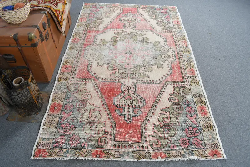 レッドイカットラグ、4.3x7.1フィート、グリーンアクセント付き