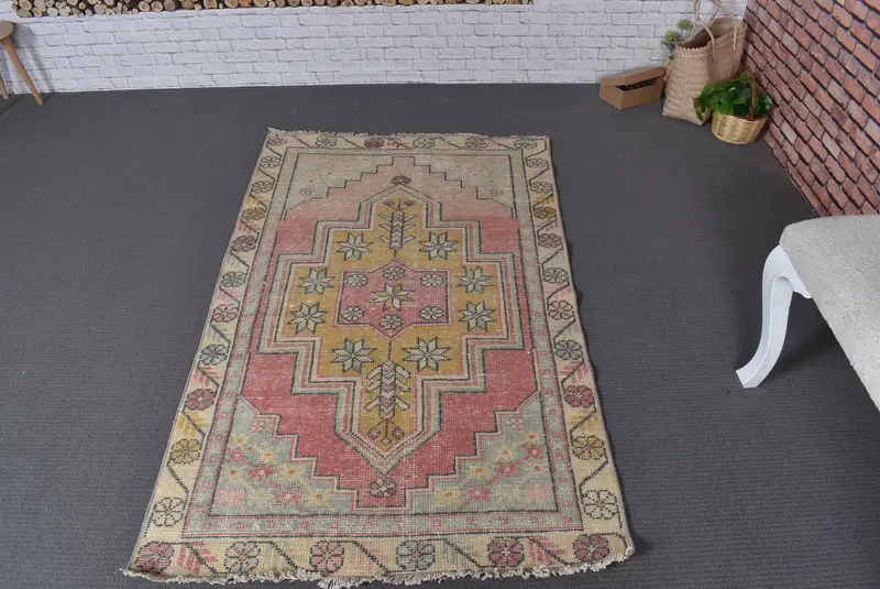 Alfombra Roja con Detalles Amarillos, 3,2x5,3ft