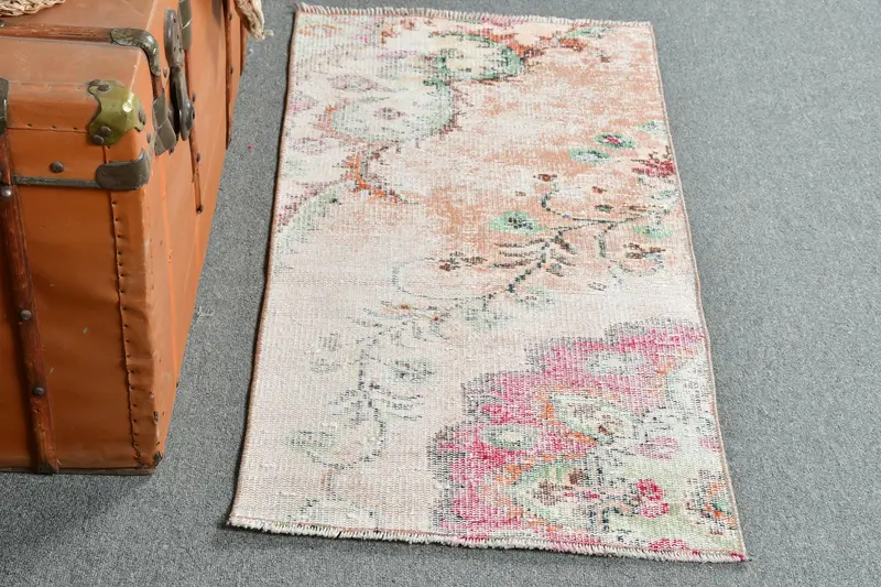 Türkischer 1,9x3,8 ft Teppich, kleiner Vintage Teppich, weißer gepunkteter Wollteppich - 1