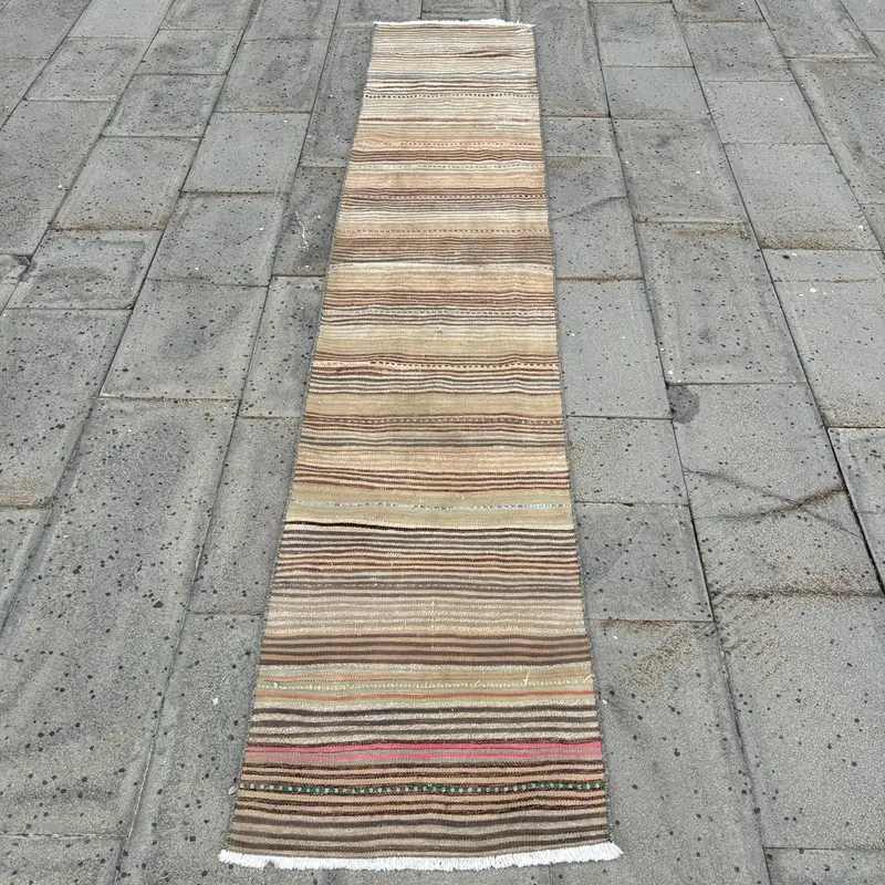 Elegante alfombra persa beige, 1,8x9,1 ft con detalles en marrón