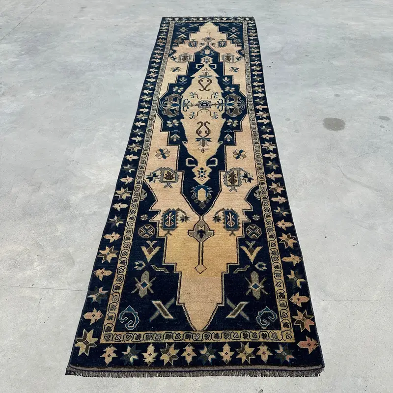 Türkischer Vintage-Läuferteppich, 6,4 x 2,9 m, Wollteppich mit beige-blauen Pflanzen und Bäumen - 1