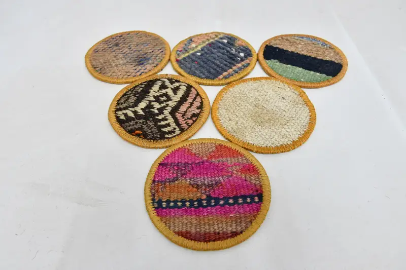 Posavasos redondo bohemio rosa y bronce, elegante posavasos bohemio