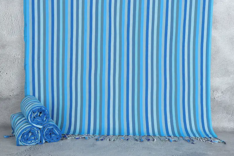 Personalisiertes dunkeltürkis-saxblau gestreiftes Badetuch, 36 x 71 Zoll