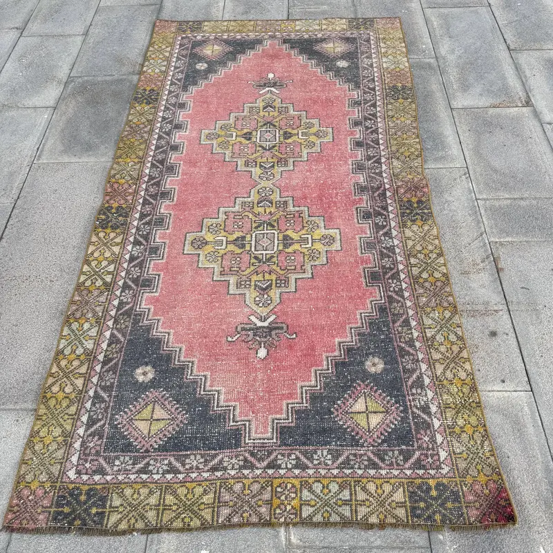 レッドアニマルプリントラグ、3.6x6.8フィート、イエローアクセント付き