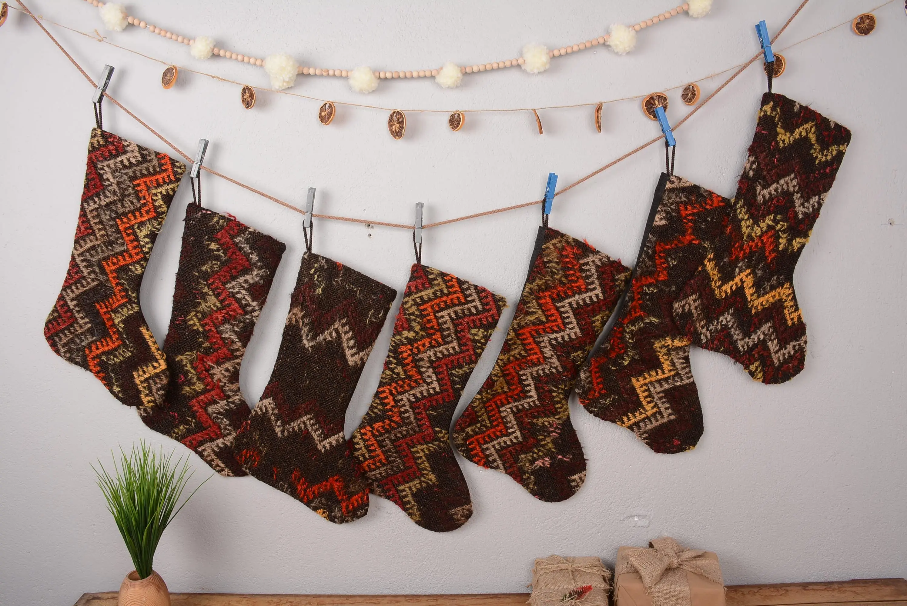 Kahverengi Süslü Kırmızı Noel Çorabı, Şenlikli Tatil Dekoru - 1
