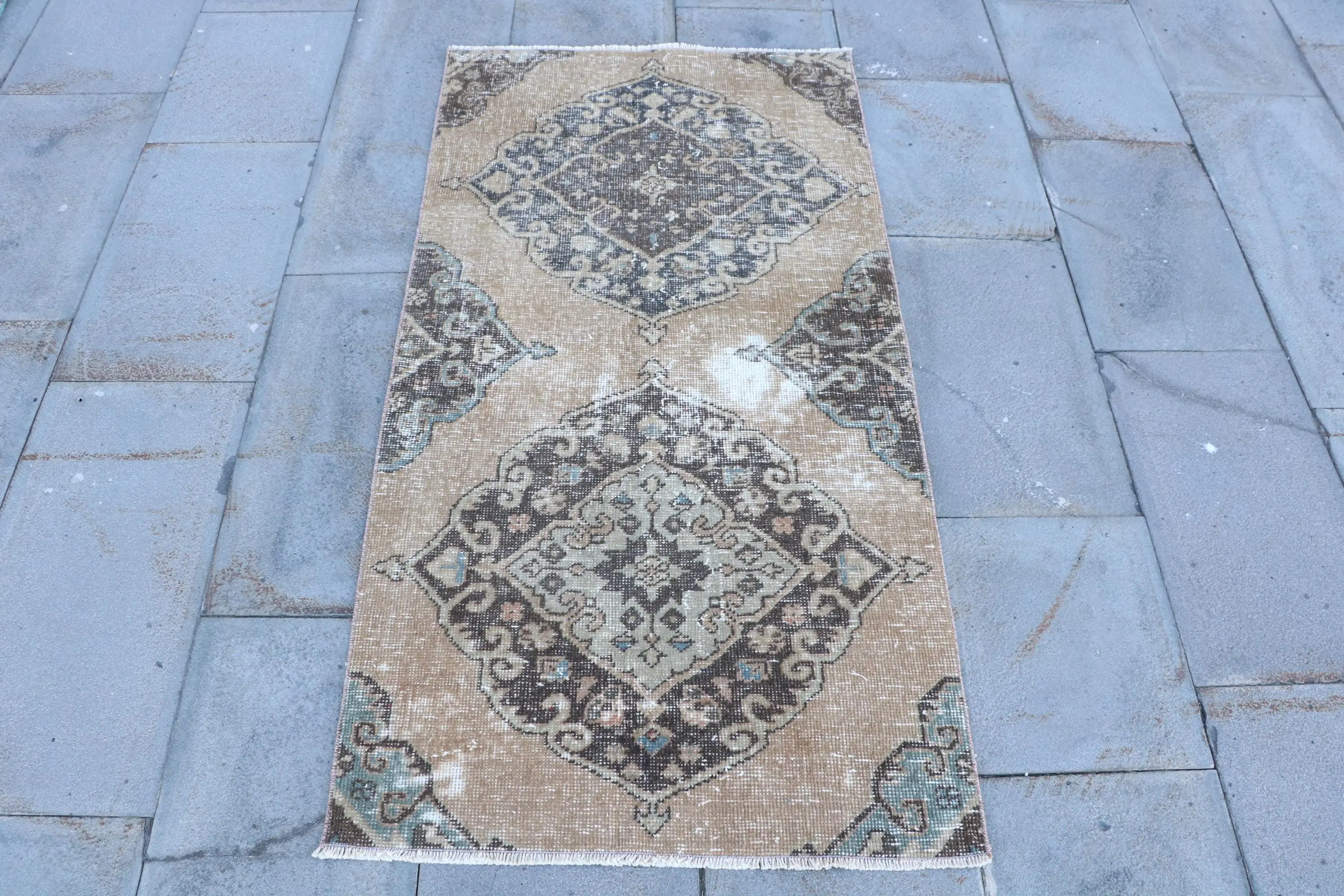 Kleiner Vintage-Teppich 2,4 x 4,6 Fuß, türkischer brauner Wollteppich mit Blumenmuster - 1