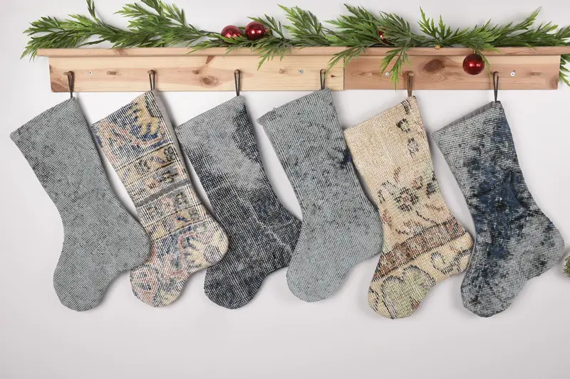 Media de adornos navideños beige y marrón, media navideña de 17 pulgadas de ancho