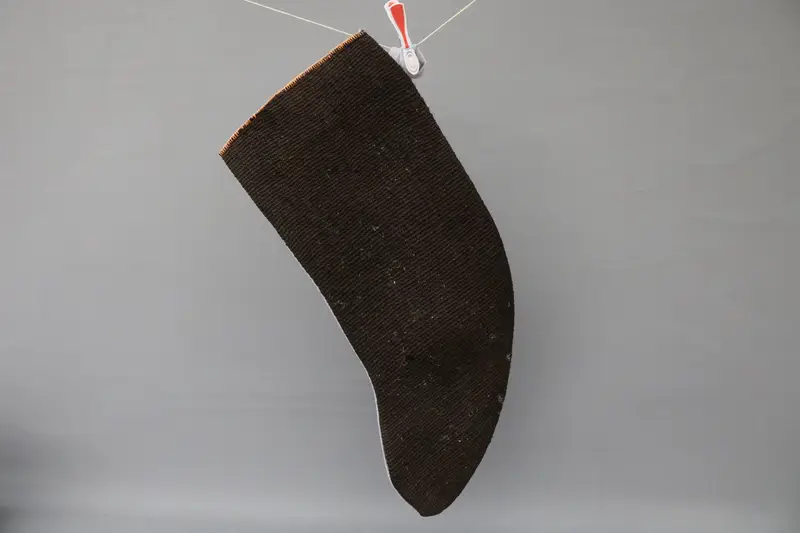 Medias navideñas marrones con adornos negros, decoración festiva