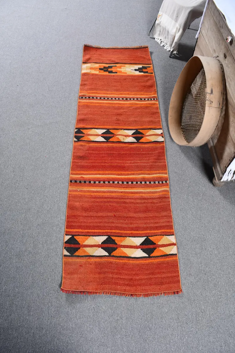Türkischer Vintage-Teppich, 2 x 7,1 Fuß großer Läuferteppich, roter Kelim-Teppich mit Punkten - 1