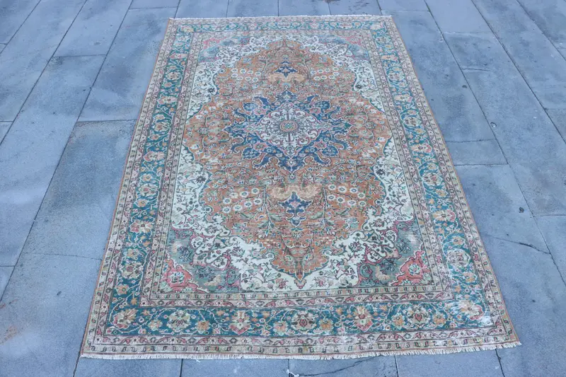 Brauner marokkanischer Teppich, 4,2 x 6,4 Fuß, Beige-Akzent