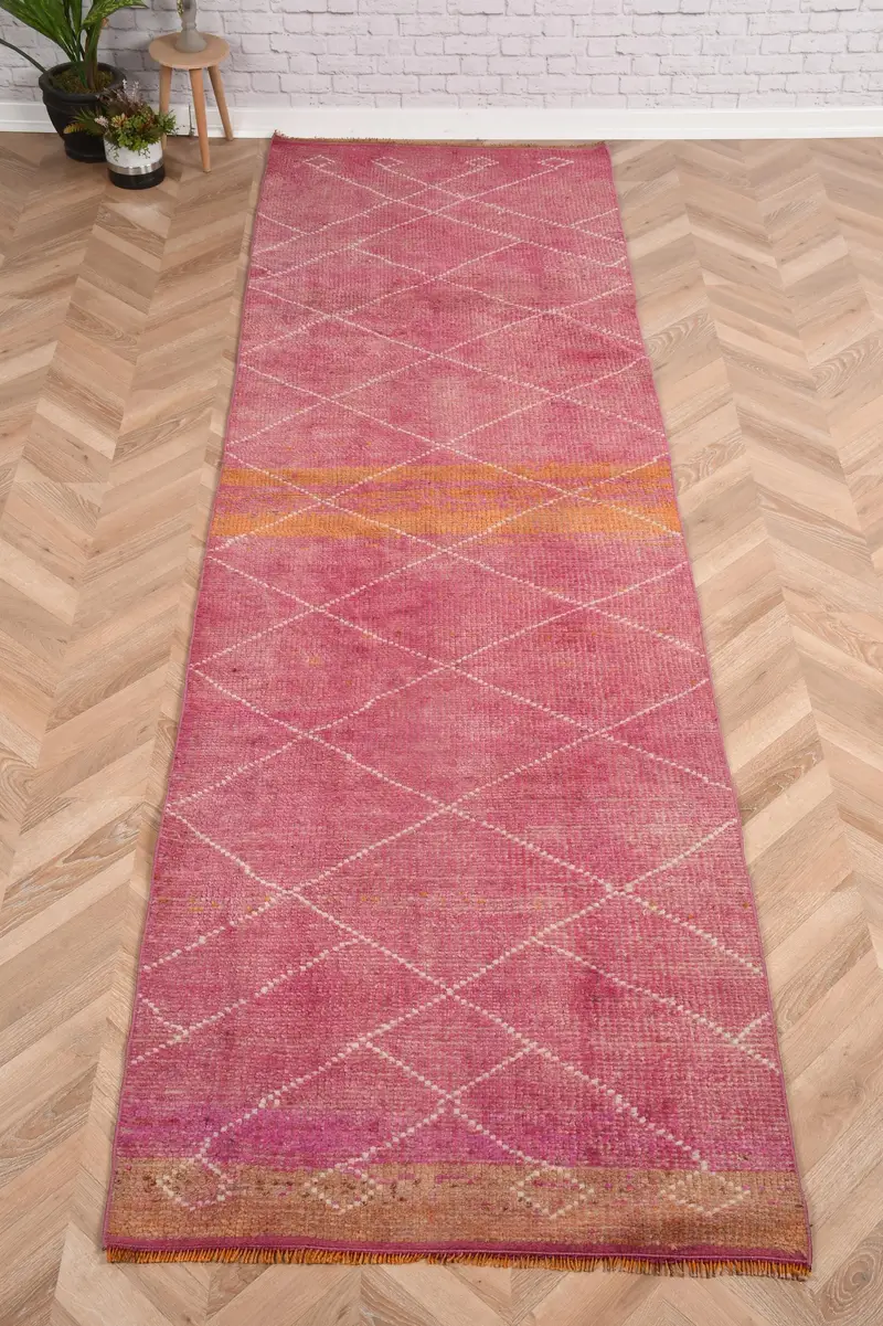 Türkischer Läuferteppich 3 x 10,5 Fuß, Vintage Herki Roter abstrakter Wollteppich - 1