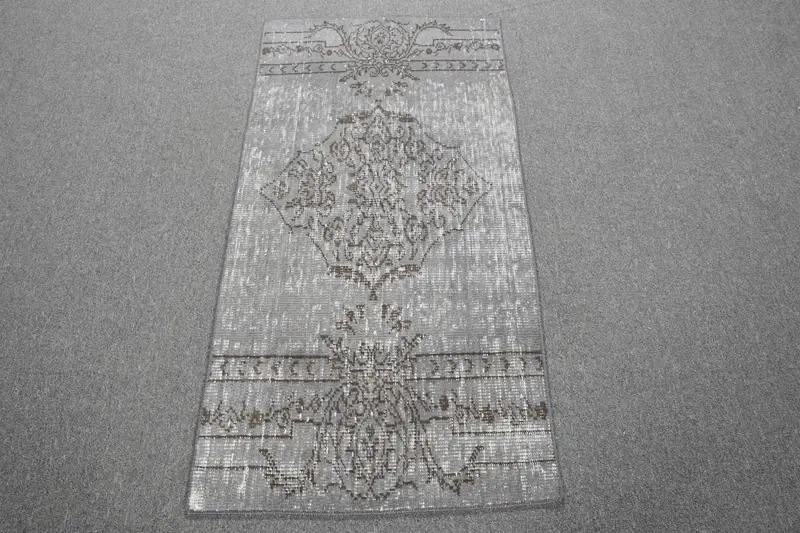 Alfombra pequeña vintage de 2,2x4,5 pies, alfombra turca, alfombra Ikat gris Oushak - 1