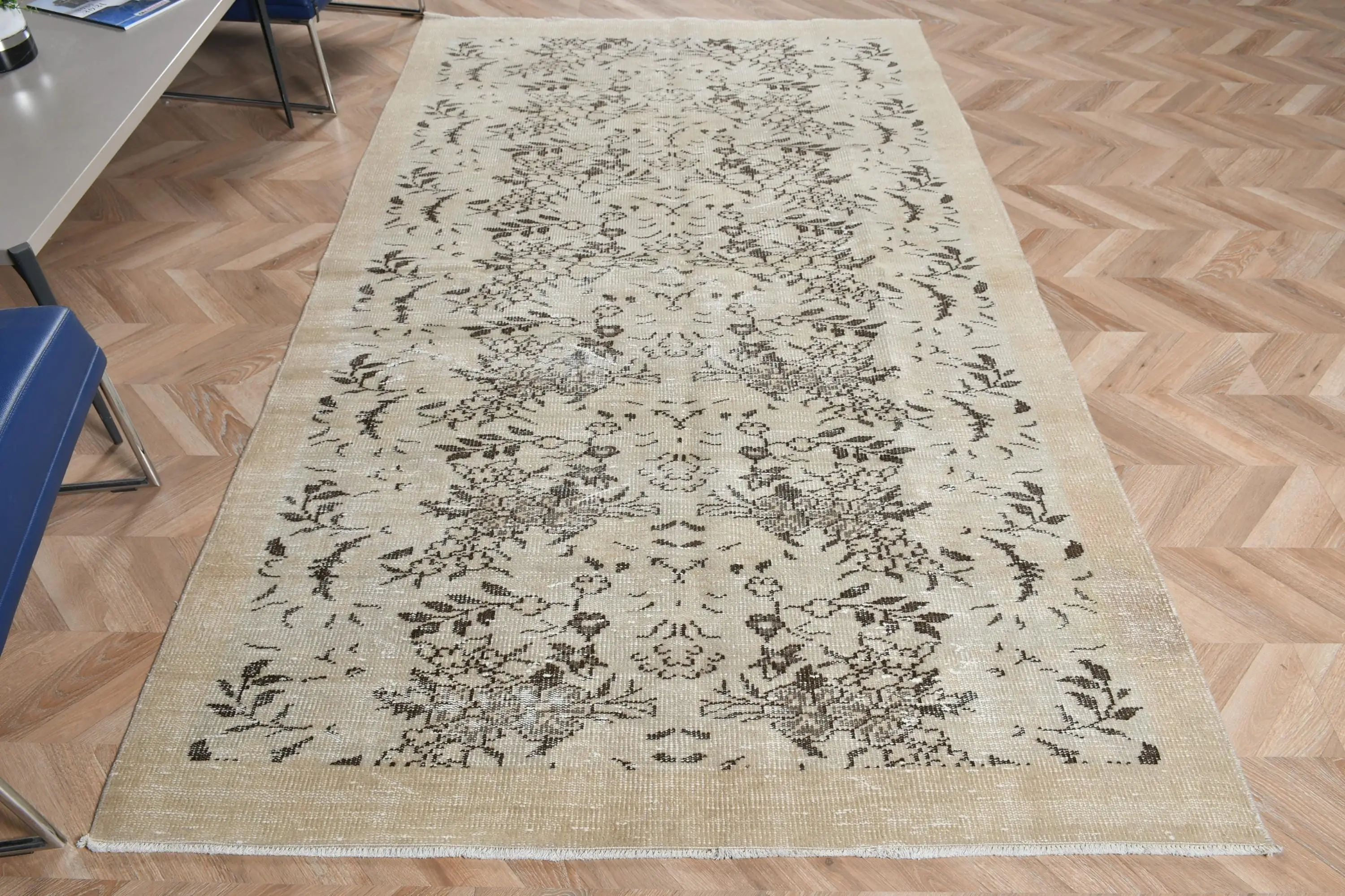 5,2 x 8,6 ft großer Vintage-Teppich, türkischer großer Teppich, braun-weißer floraler Wollteppich - 1