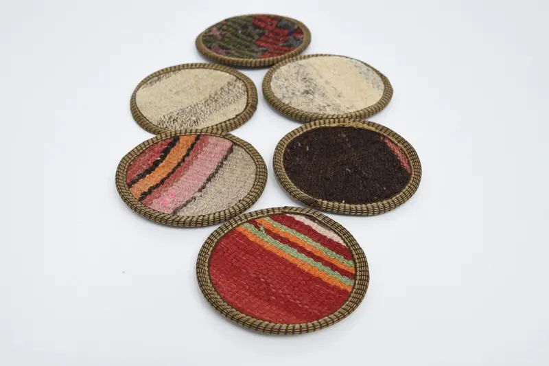 Runder Untersetzer mit böhmischem Muster in Rot und Beige, einzigartiger Untersetzer
