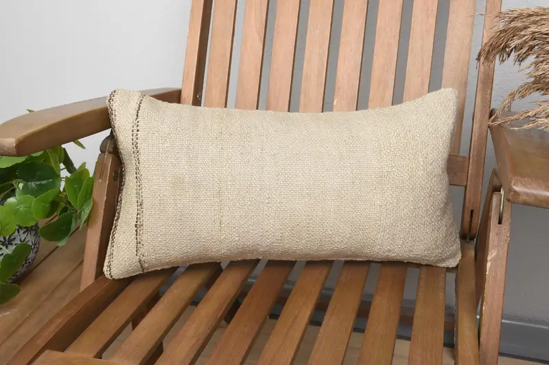 Beige und braun gestreiftes Kissen, besticktes Wurfkissen