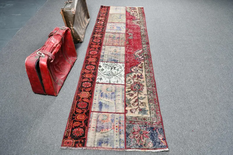 Türkischer Vintage-Oushak-Teppich 2,6 x 9 Fuß, roter, gestreifter Wollteppich - 1