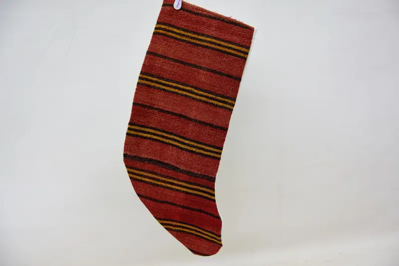 お祝いの赤とオレンジのクリスマスストッキング、居心地の良いホリデーデコレーション