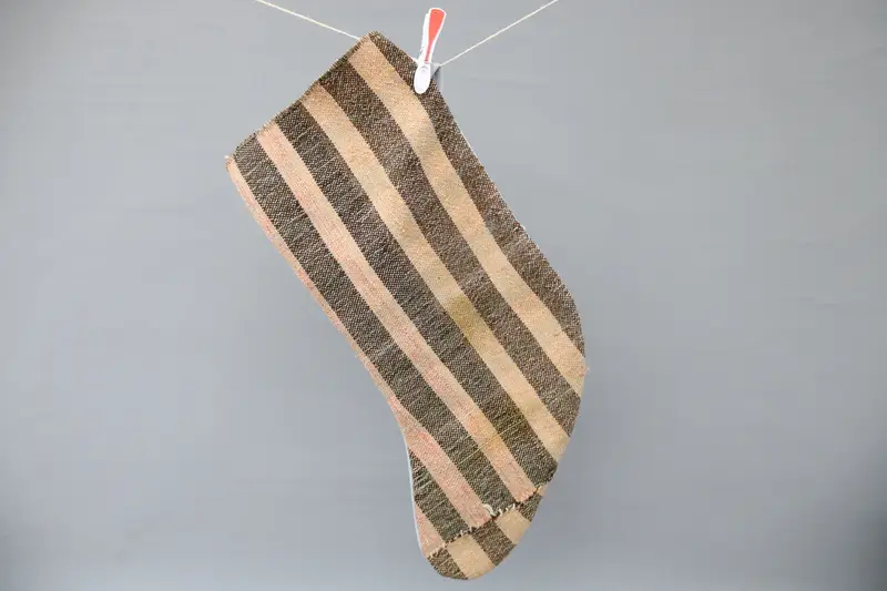 Kahverengi ve Pembe Noel Süsleri Çorabı, Şenlikli Tatil Dekoru