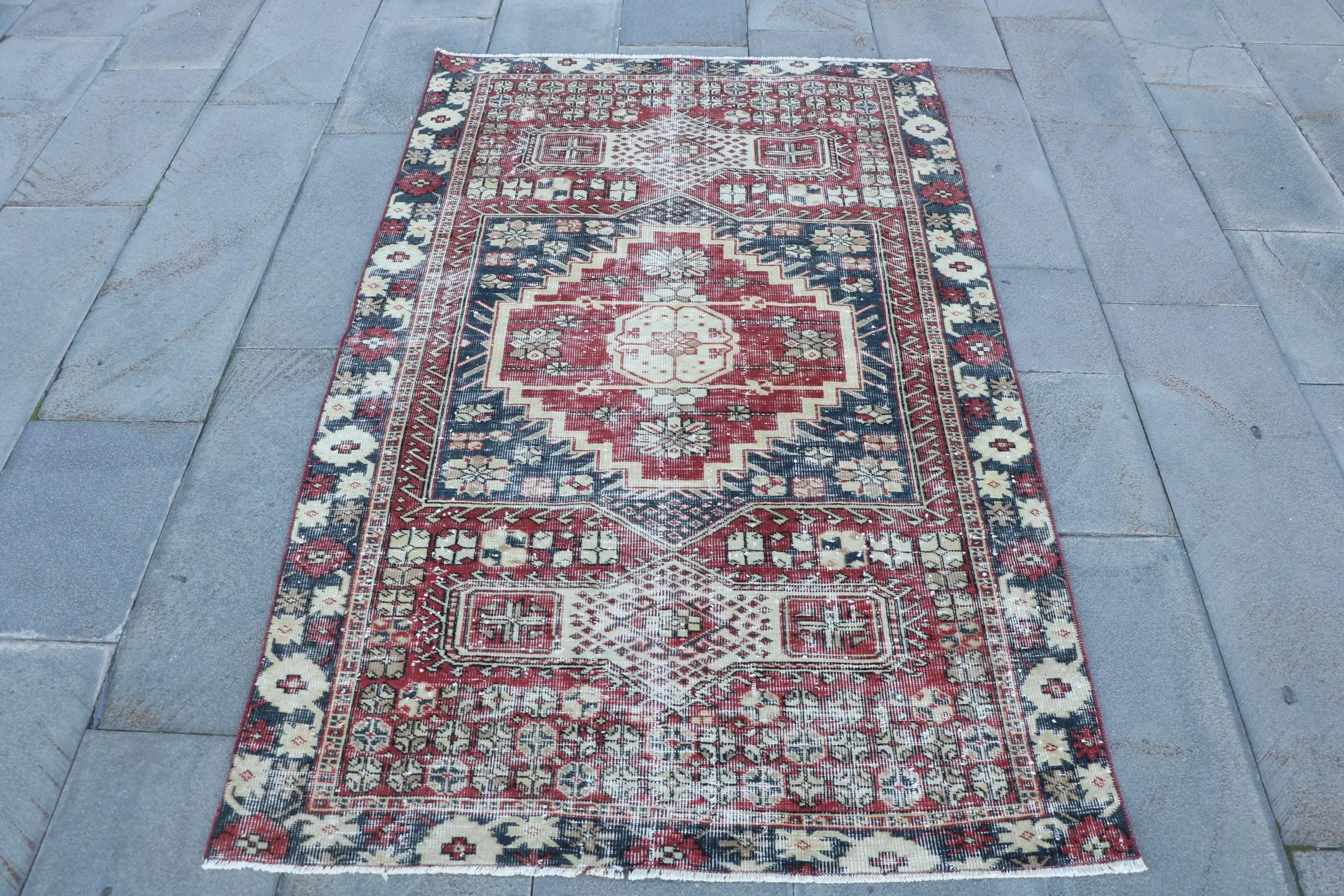 Alfombra turca vintage de 3,7x6 pies, alfombra oriental de lana roja - 1