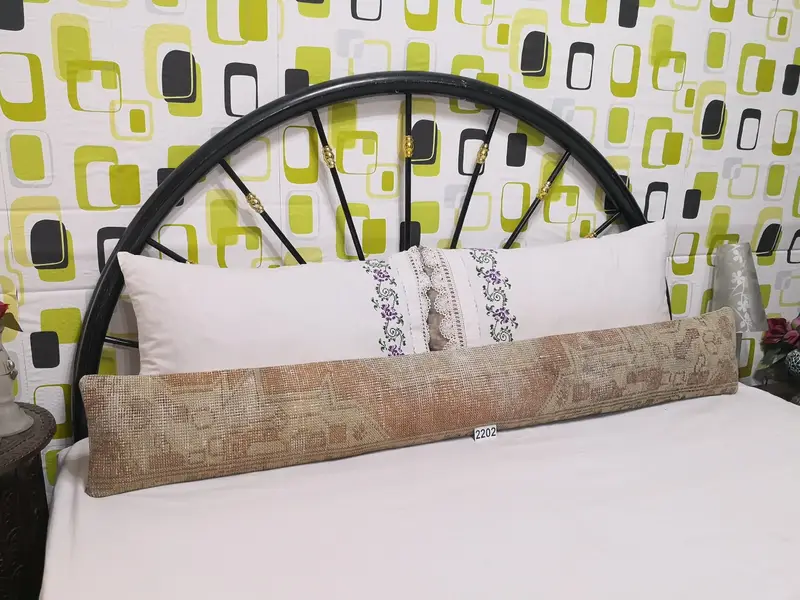 Geometrisches Wollkissen in Roségold und Grau, handgefertigtes rechteckiges Kissen