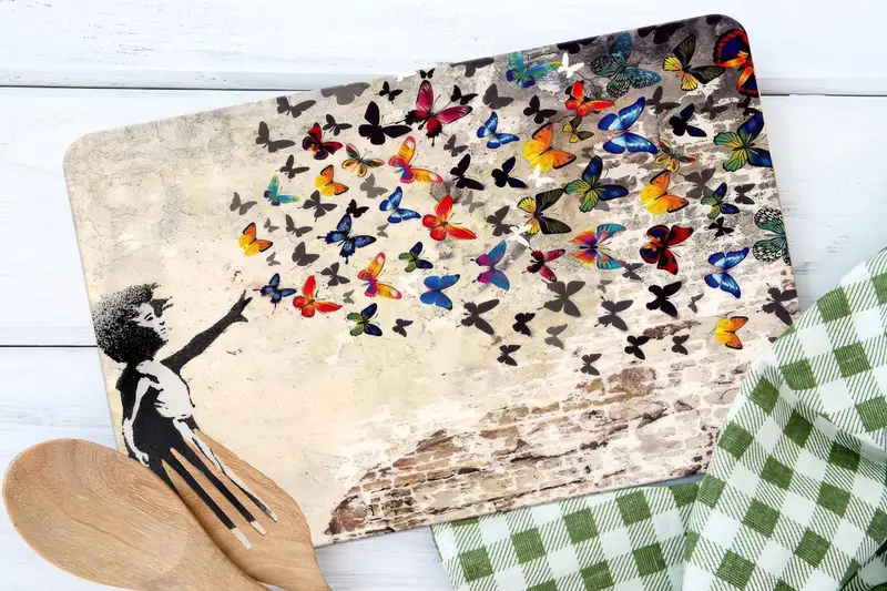 バタフライグラフィティガラスまな板: モダンキッチンの必需品