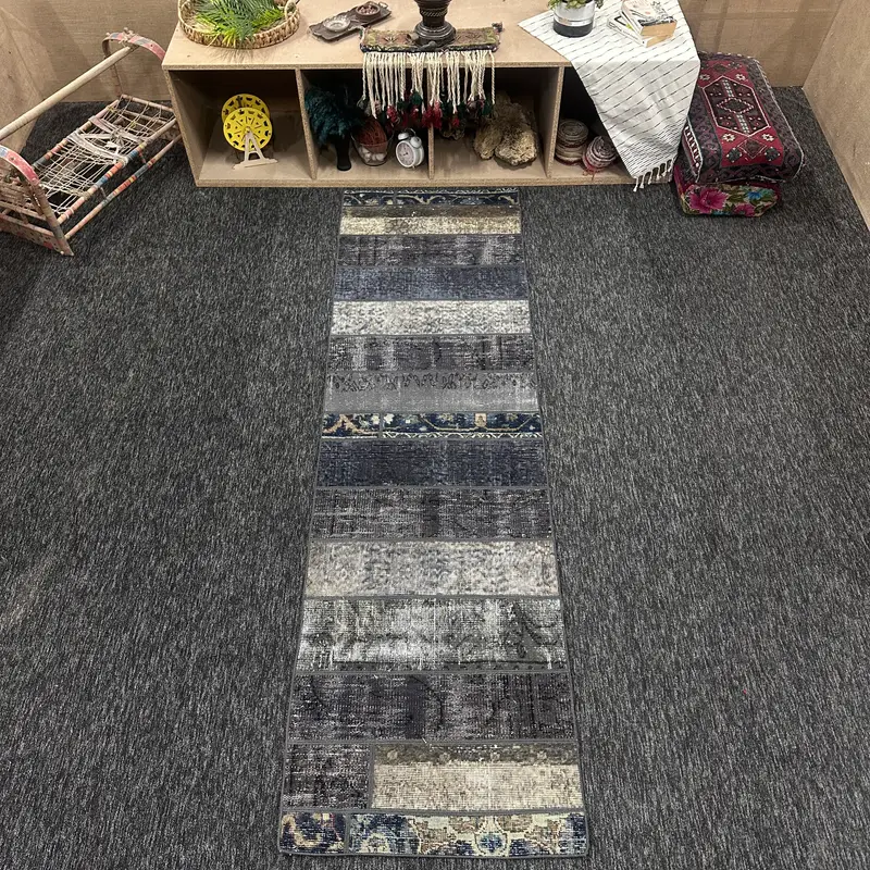 Türkischer Vintage-Teppich 2,4 x 8,1 Fuß, grauer Herki-Patchwork-Teppich - 1