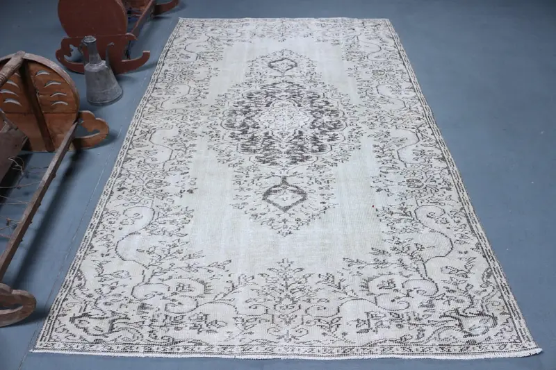 Vintage Türk Halısı, 5.2x8.6 ft Büyük Halı, Beyaz Gri Çiçekli Yün Halı - 1