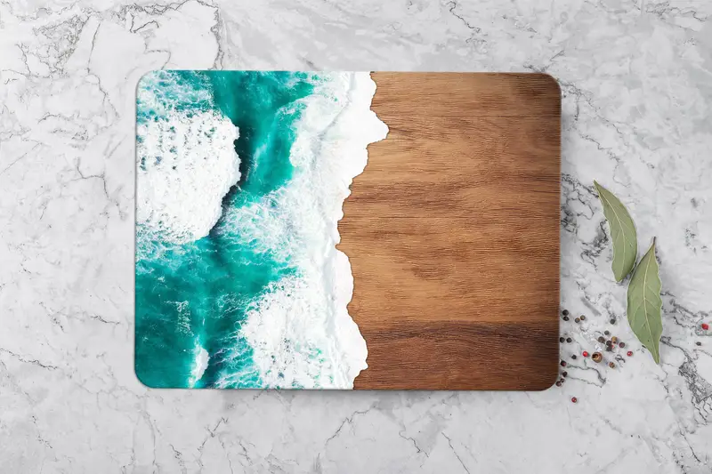 ブラウンのアクセントが付いたウェーブエッジのブルーガラスまな板