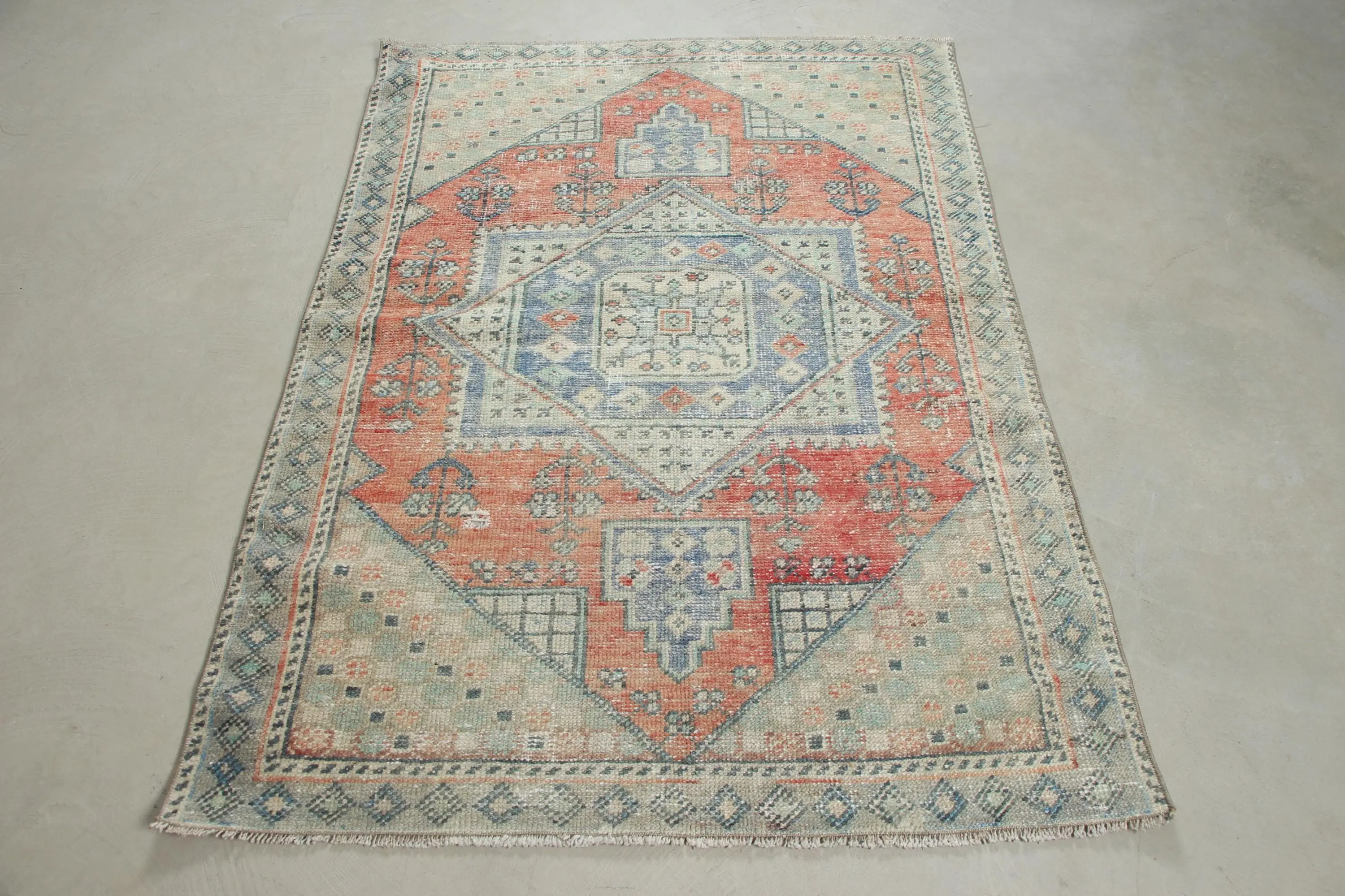 4x5.6 ft Accent Türk Halısı, Kırmızı Çiçekli Vintage Halı - 1