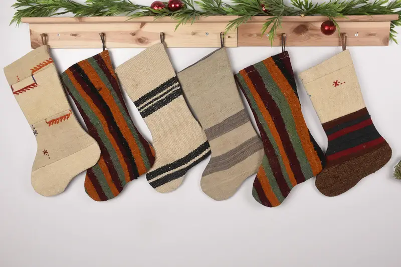 Media navideña beige de 17 pulgadas con adornos marrones, media navideña festiva