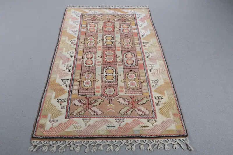 エレガントなベージュのラグ、3.7x6フィート、微妙なパープルのアクセント付き