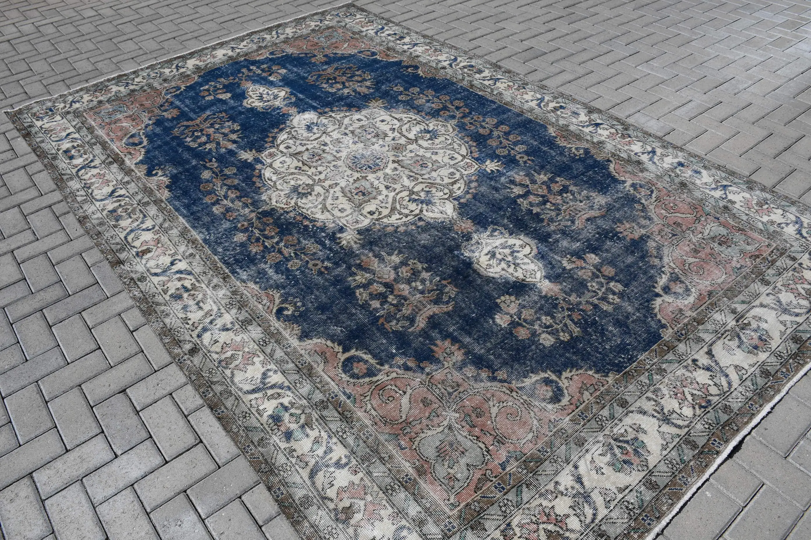 Vintage Teppich, 7,1x11,1 ft übergroßer türkischer Teppich, blau-weißer Tierdruck-Teppich - 1