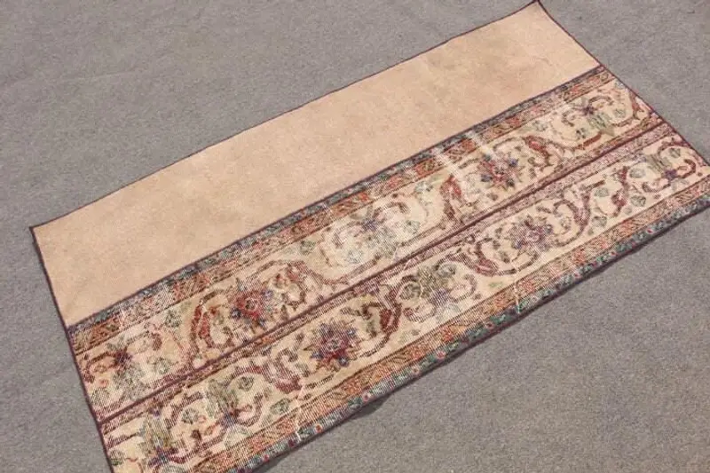 Eleganter Ikat-Teppich in Beige und Rot, 2,7 x 5,4 Fuß, schickes Dekor