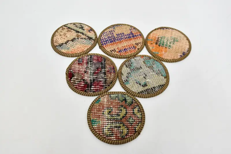 Diseño oriental único, posavasos antideslizantes en color naranja y bronce.