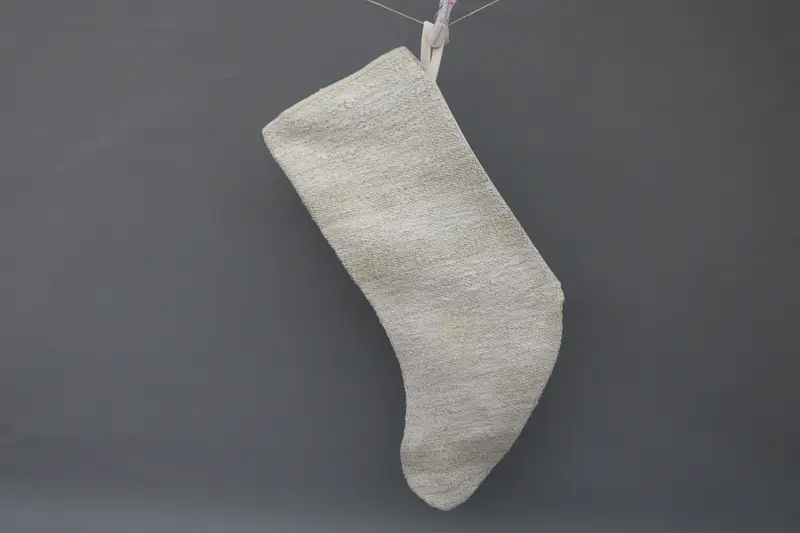 Medias navideñas beige con adornos blancos, decoración festiva