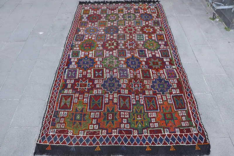 Elegant White Oriental Rug, 5.1x9.5 ft with Red Accents