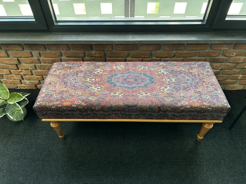 モジュール式レッドオットマン、ブロンズアクセント付き、キリム風のウールブレンドオットマン