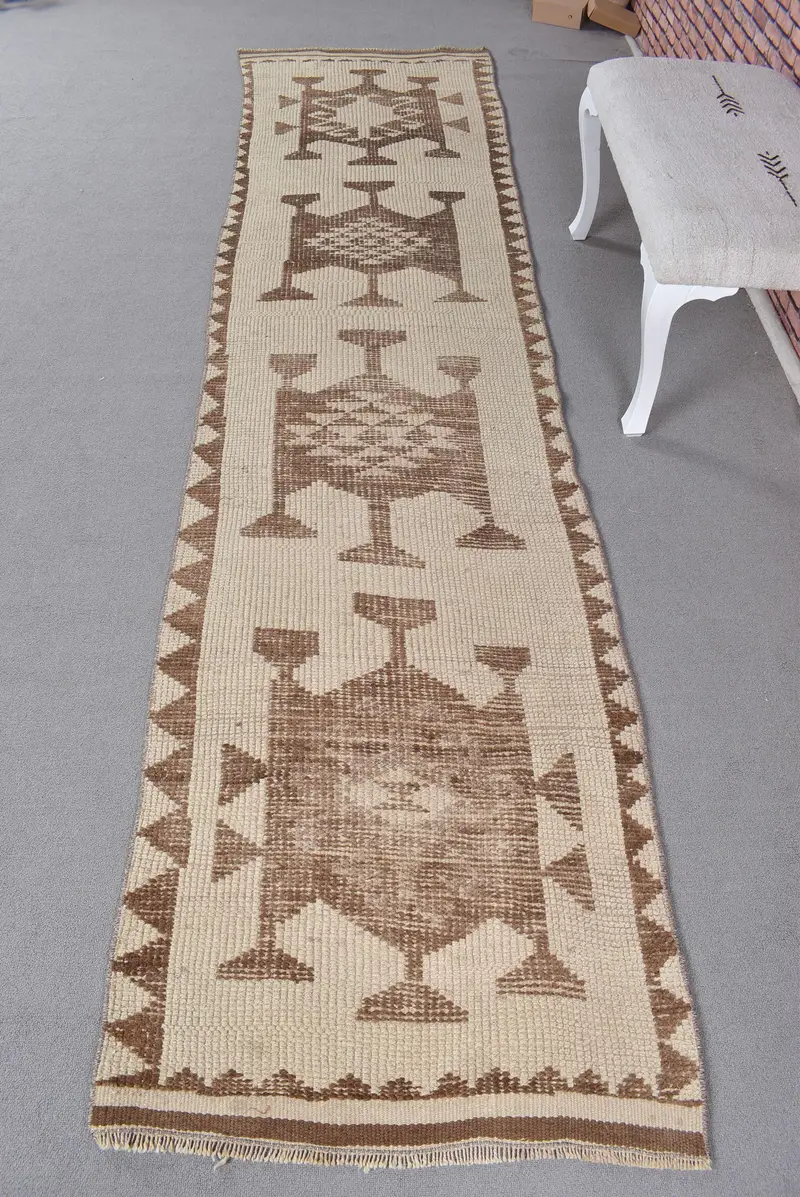 エレガントなベージュのモロッコ風ラグ、2.2x11.4フィートのシックな装飾