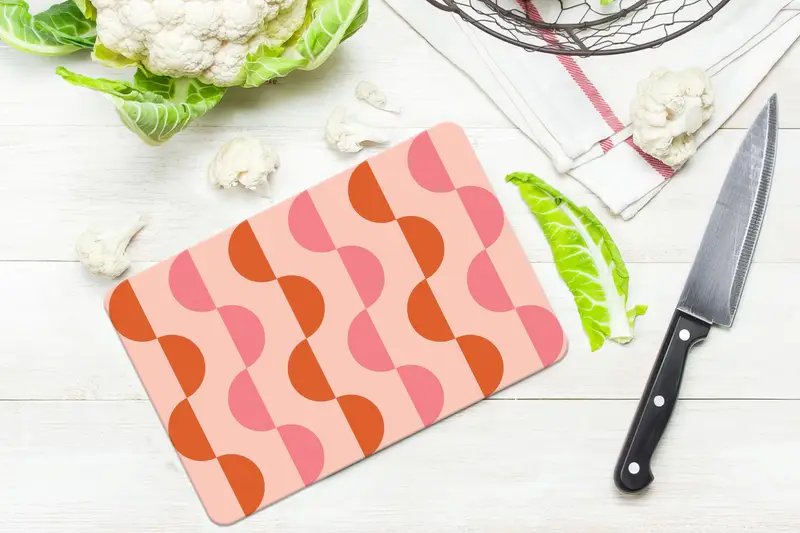 幾何学模様の半円デザインのガラスまな板