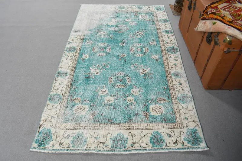 3,7 x 6,6 Fuß großer türkischer Teppich, Vintage-Teppich, blau-weißer Wollteppich mit Pflanzen und Bäumen - 1