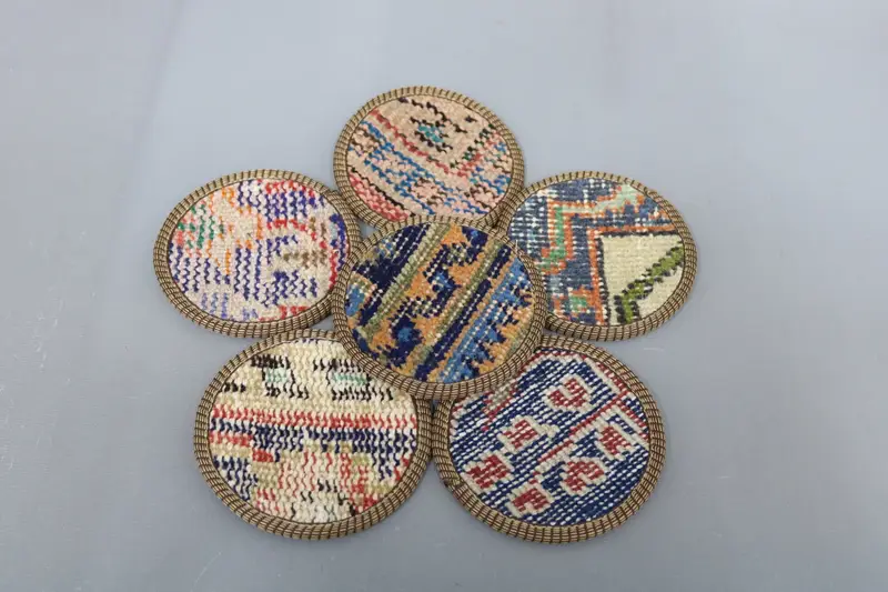 ボヘミアン ベージュ & ブロンズ ラウンド コースター、ユニークなキリム コースター
