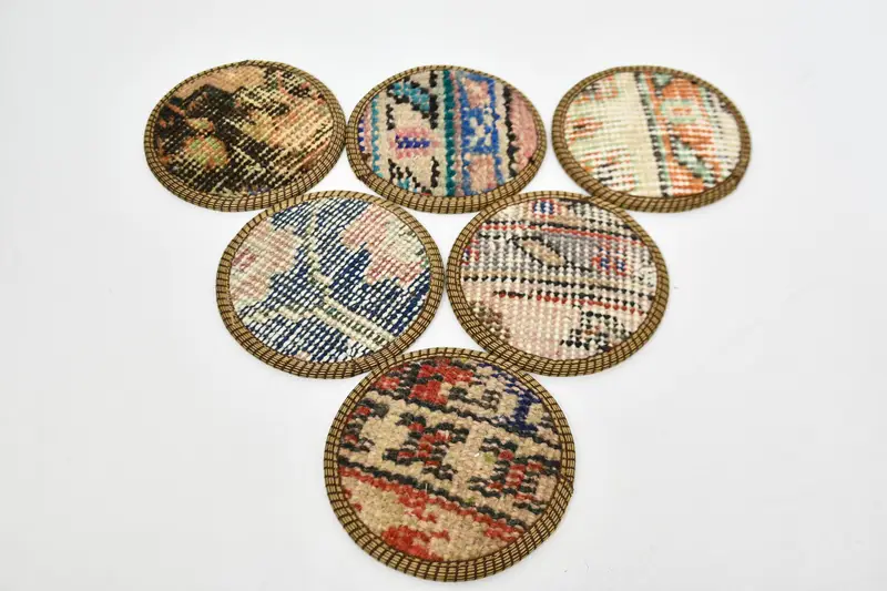 Conjunto de posavasos azules y rojos, posavasos de diseño y patrón únicos