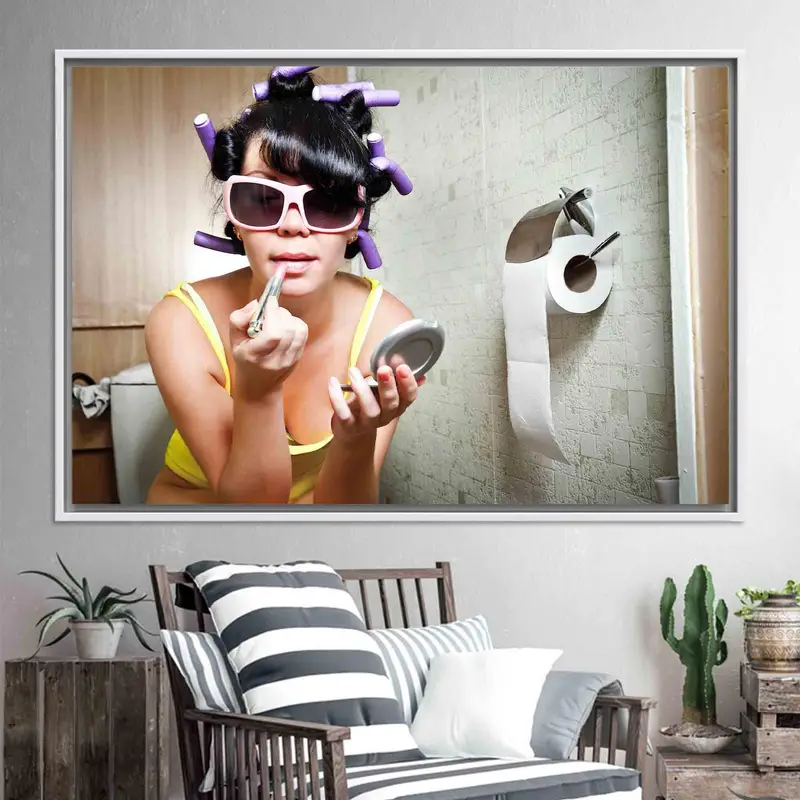 Schicke Vogue-Leinwand: Elegante, sexy Frau im Badezimmer