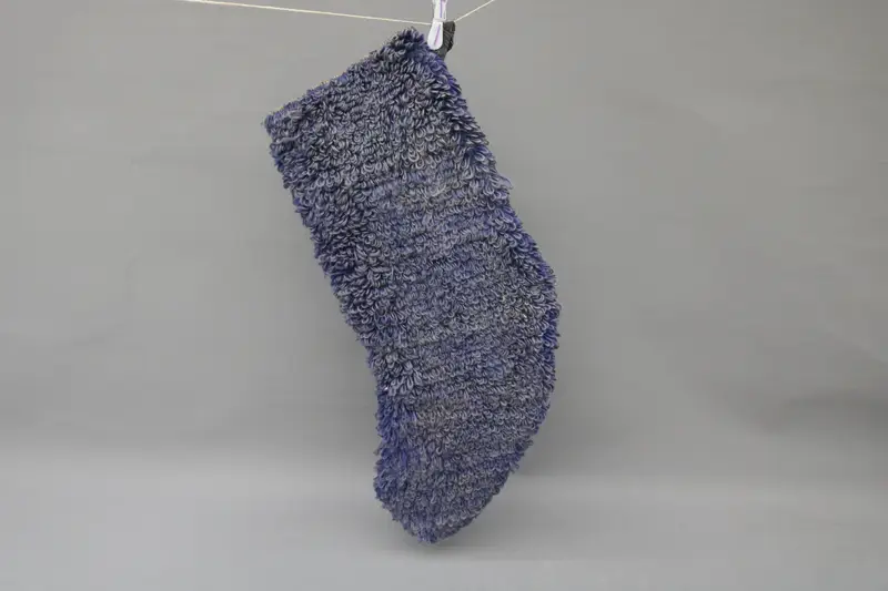 Media navideña festiva de color morado y bronce, media con estampado de adornos