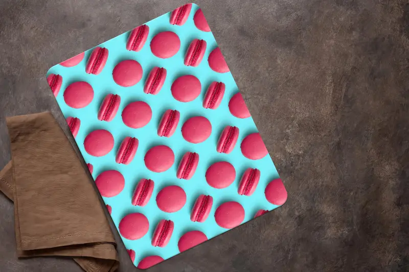 青いクッキー模様の赤いマカロンガラスまな板